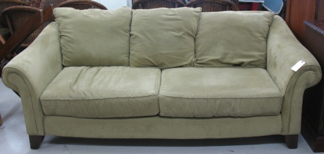 TRADITIONAL STYLE SOFA Alan White