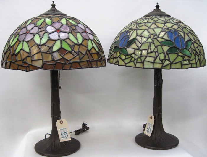 TWO TABLE LAMPS each with stained 16e004