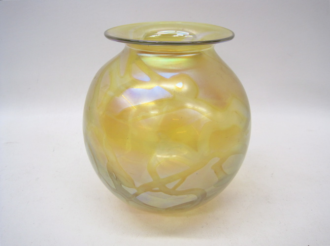 ROBERT EICKHOLT ART GLASS VASE 16e02d