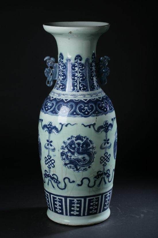 CHINESE BLUE AND CELADON PORCELAIN 16e135