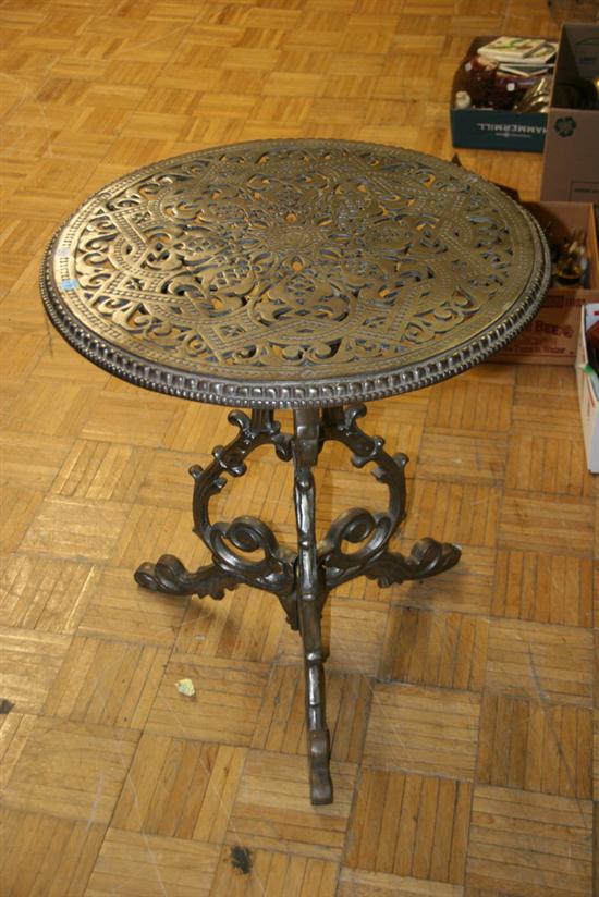 ROUND IRION CAFE-TYPE TABLE WITH