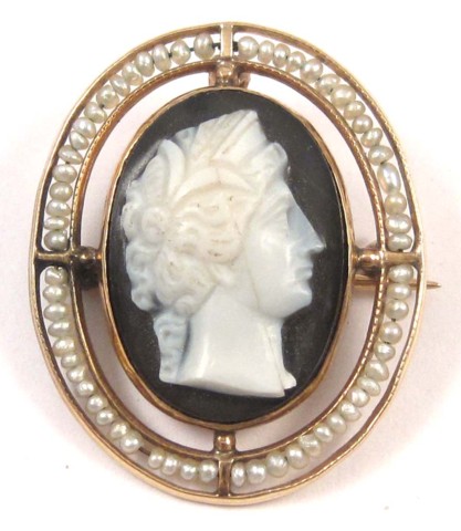 CAMEO AND SEED PEARL PENDANT/BROOCH