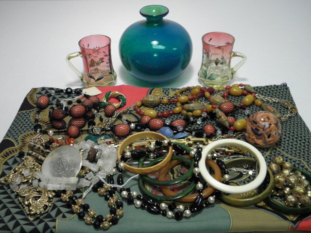 Lot of assorted ladies costume jewelry