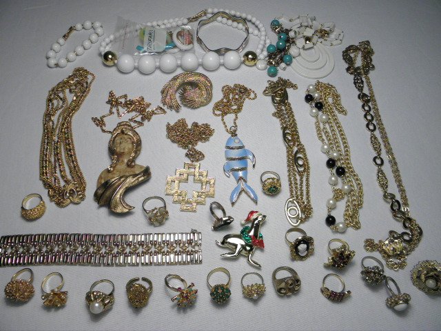 Tray lot of assorted costume jewelry