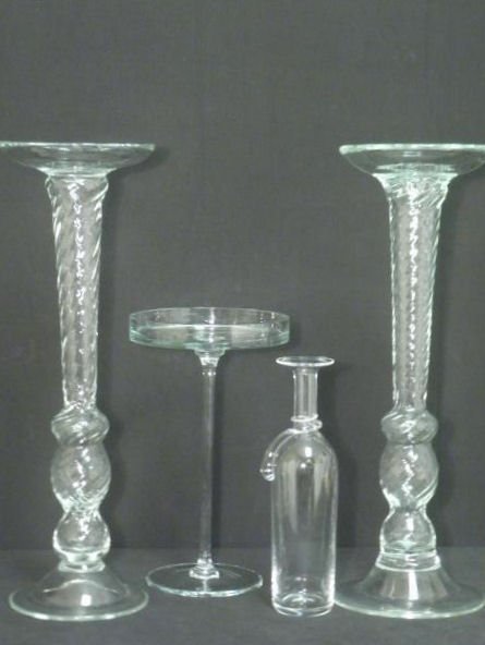 Four pieces of assorted glassware.