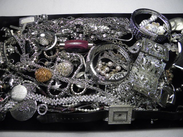 Lot of assorted ladies costume jewelry.