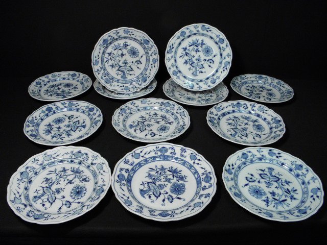 Lot of twelve ''Blue Onion'' porcelain