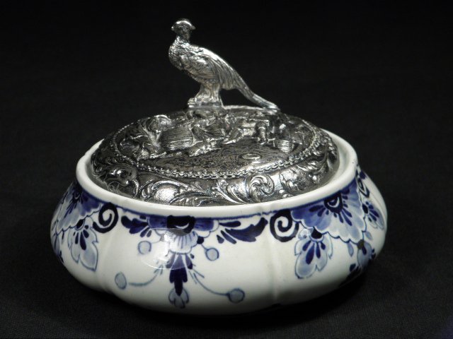 A Delft ceramic dresser/powder jar with