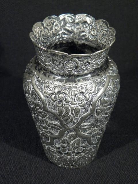 A small middle eastern silver vase  16c103