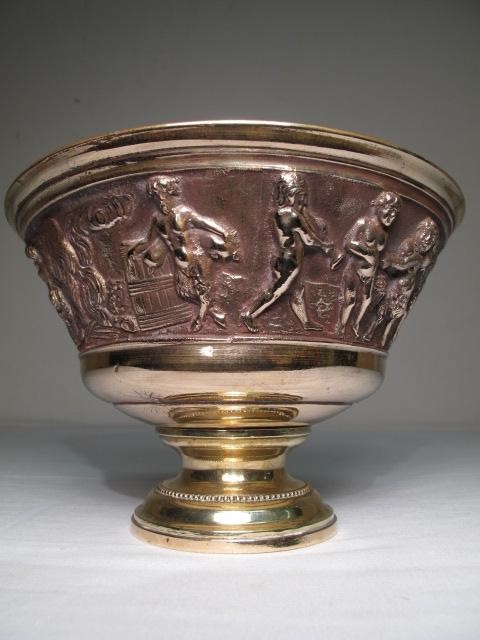 A cast bronze centerpiece cache