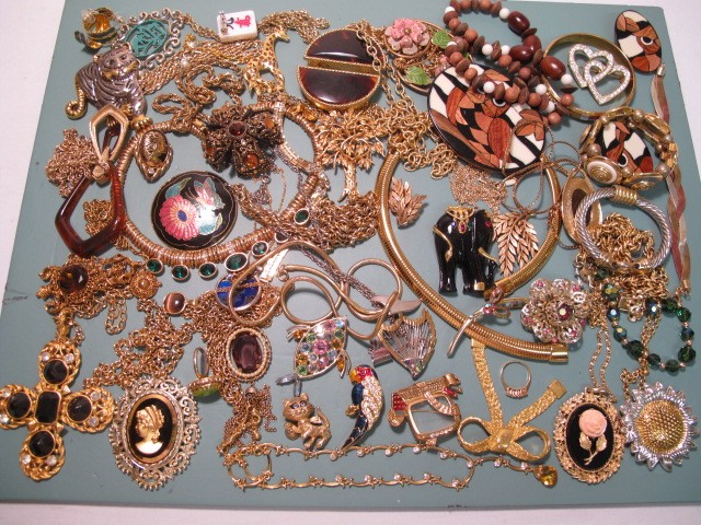 Tray lot of assorted costume jewelry  16c2ef