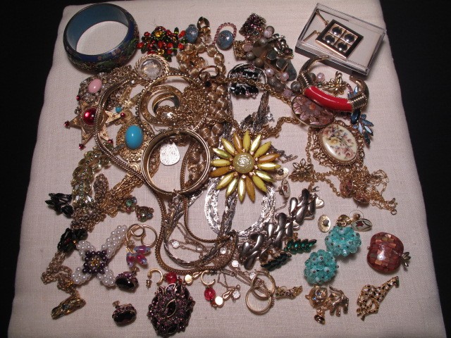 Lot assorted ladies costume jewelry  16c2ed