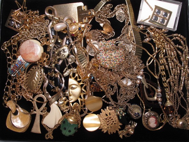 Tray lot of assorted costume jewelry  16c32b