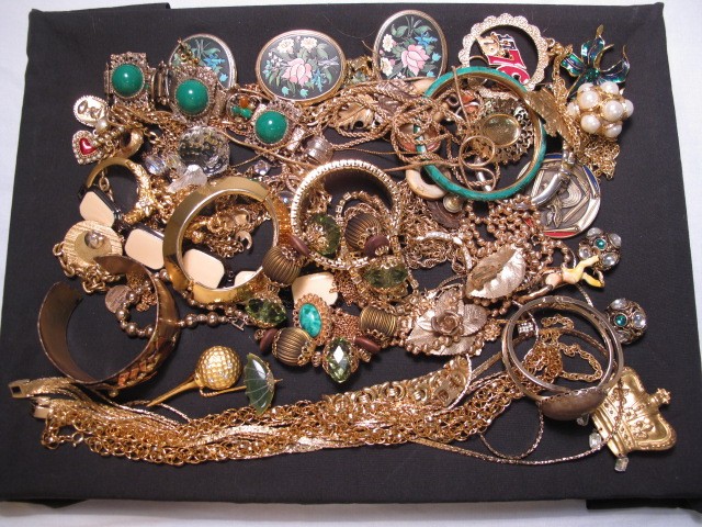 Tray lot of assorted costume jewelry  16c378
