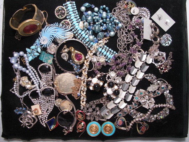 Tray lot of assorted costume jewelry  16c386