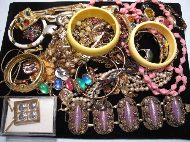 Tray lot of assorted costume jewelry  16c387