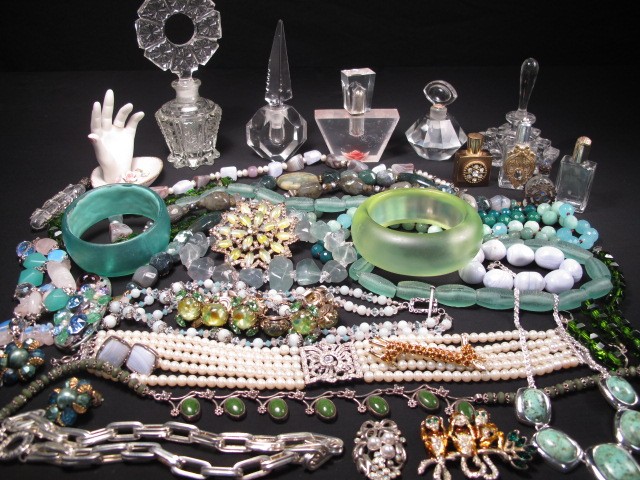 Tray lot of assorted costume jewelry 16c39f