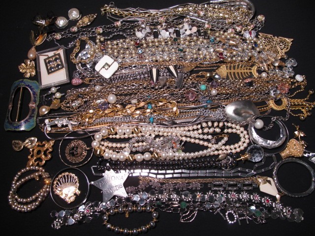 Tray lot of assorted costume jewelry  16c3a0
