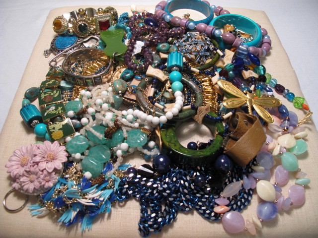Tray lot of assorted costume jewelry  16c3c5