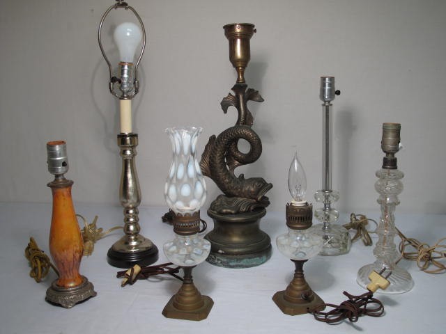An assortment of vintage table 16c5dc
