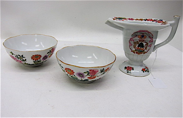 THREE CHINESE PORCELAIN COLLECTIBLE 16f301