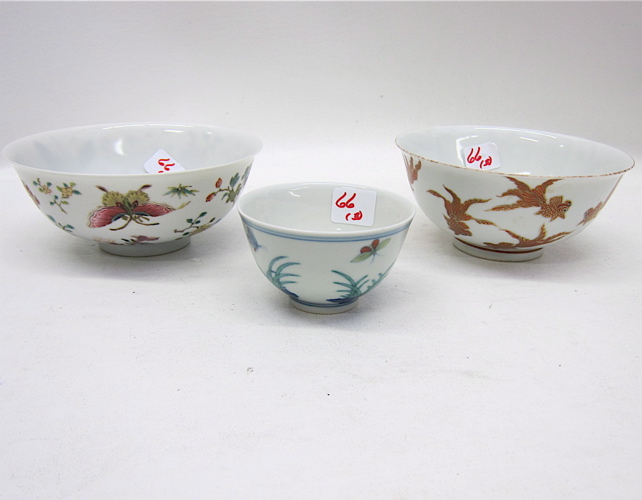THREE CHINESE PORCELAIN COLLECTIBLES  16f329