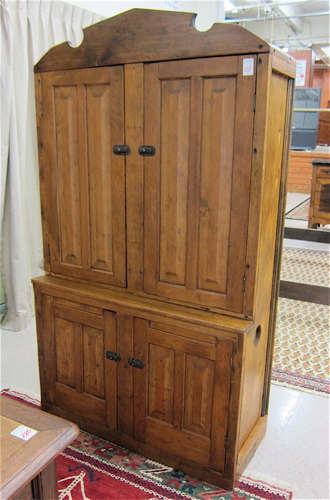 AN AMERICAN COUNTRY KITCHEN CUPBOARD