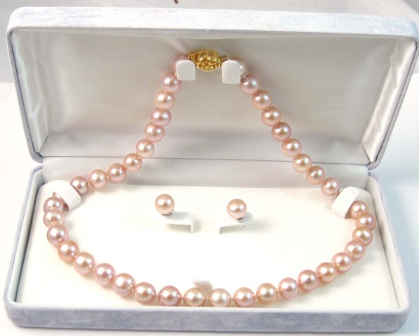 THREE ARTICLES OF PINK PEARL JEWELRY 16f397