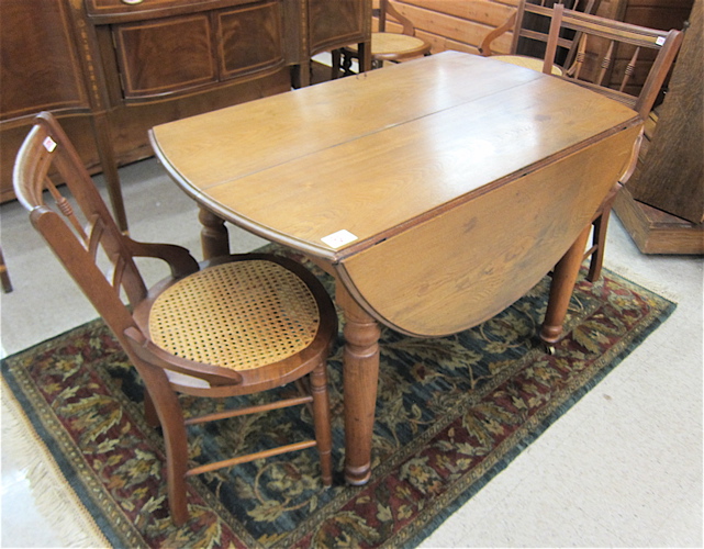 A VICTORIAN WALNUT DINING TABLE 16f3cd