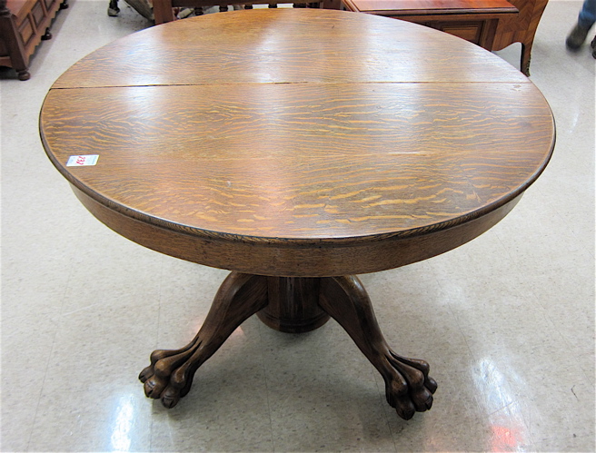 AN OAK PEDESTAL DINING TABLE WITH THREE