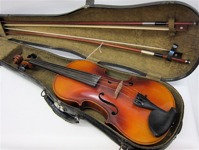 A CZECHOSLOVAKIA MADE VIOLIN with