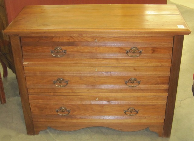 VICTORIAN WALNUT CHEST OF DRAWERS 16f4ac