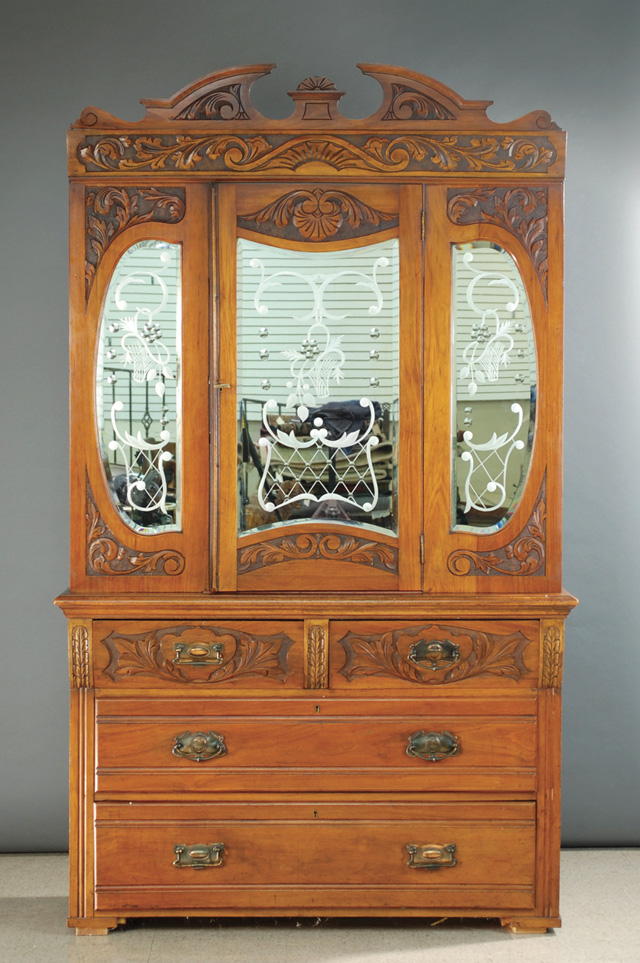 VICTORIAN MAHOGANY LINENS CABINET ON