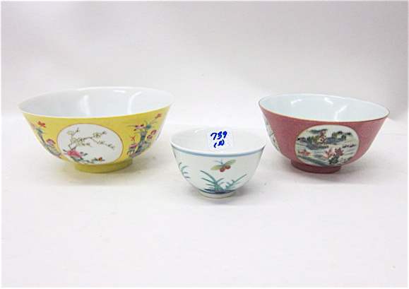 THREE CHINESE PORCELAIN COLLECTIBLES  16f5c9