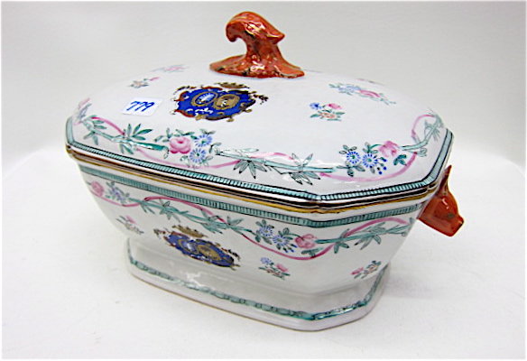 CHINESE ARMORIAL PORCELAIN COVERED