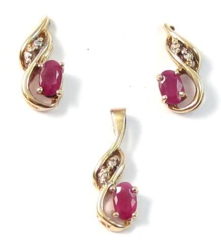 THREE ARTICLES OF RUBY JEWELRY