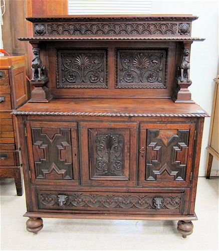 GEORGIAN CARVED OAK BUFFET English 16f627