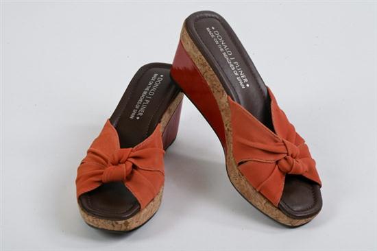 PAIR DONALD J PLINER WEDGES Size 8N.