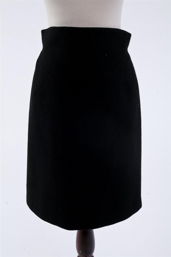 ALA?A BLACK WOOL SKIRT size 42.