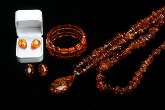 FIVE PIECES AMBER JEWELRY. Polished