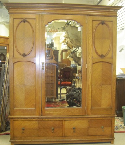 LATE VICTORIAN OAK WARDROBE English