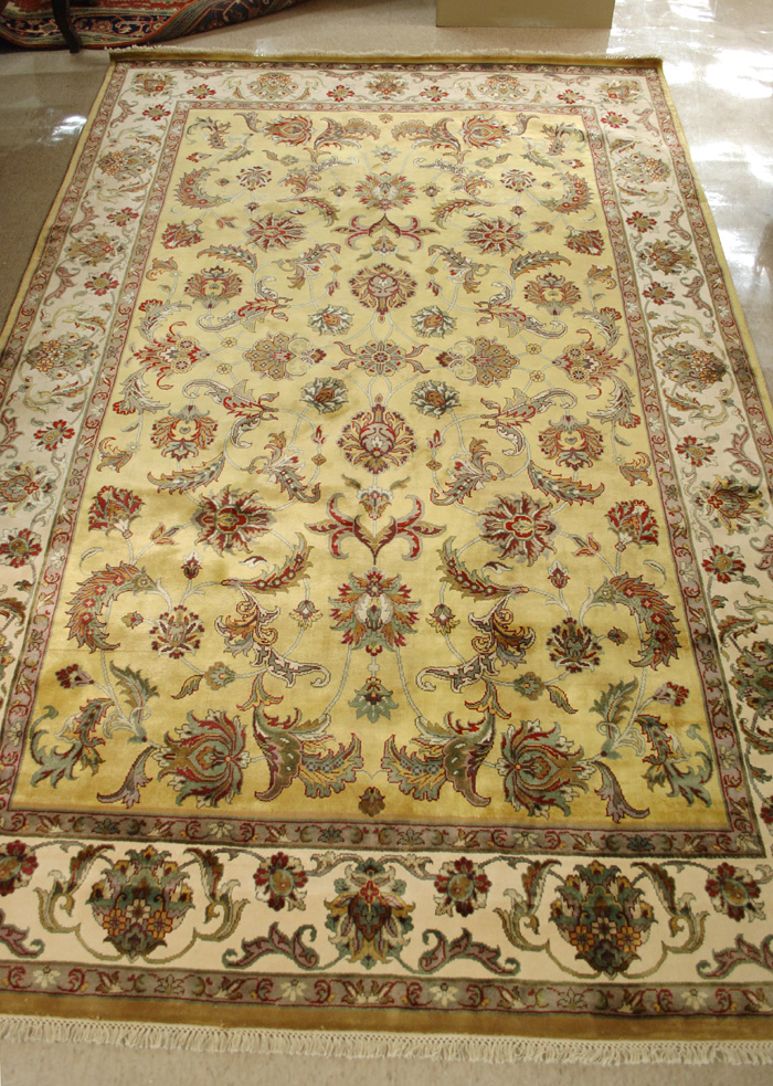 HAND KNOTTED ORIENTAL CARPET Persian