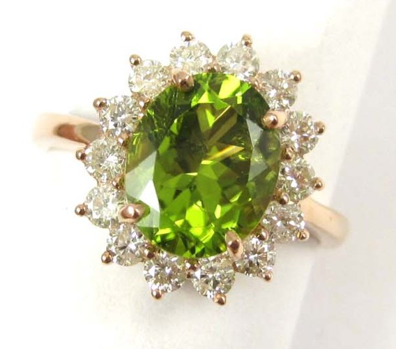 PERIDOT DIAMOND AND ROSE GOLD RING.