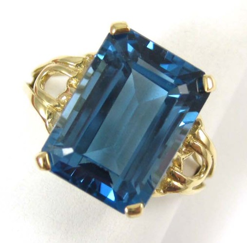 BLUE TOPAZ AND FOURTEEN KARAT GOLD RING