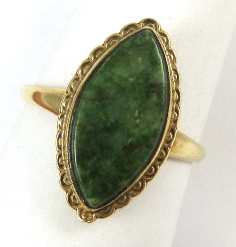 GREEN JADE AND TEN KARAT GOLD RING