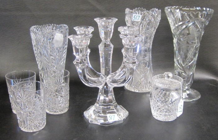 EIGHT PIECES ASSORTED GLASS TABLEWARE  16f972