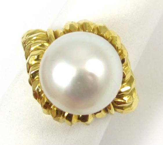 PEARL AND EIGHTEEN KARAT GOLD RING with