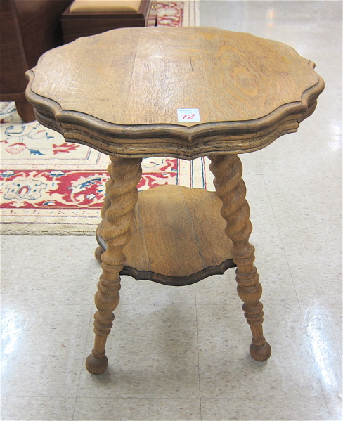 LATE VICTORIAN OAK LAMP TABLE American 16faf1