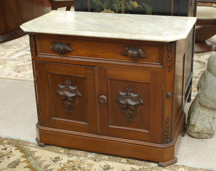 VICTORIAN WALNUT WASHSTAND American 16fbc2