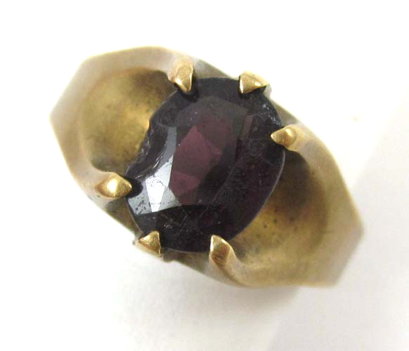 GARNET AND TEN KARAT GOLD SOLITAIRE 16fbf7